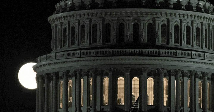 Image of Capitol Dome in moonlight